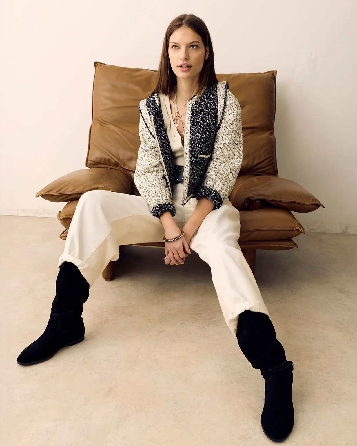 Woman wearing blue print jacket and ecru jeans per Una