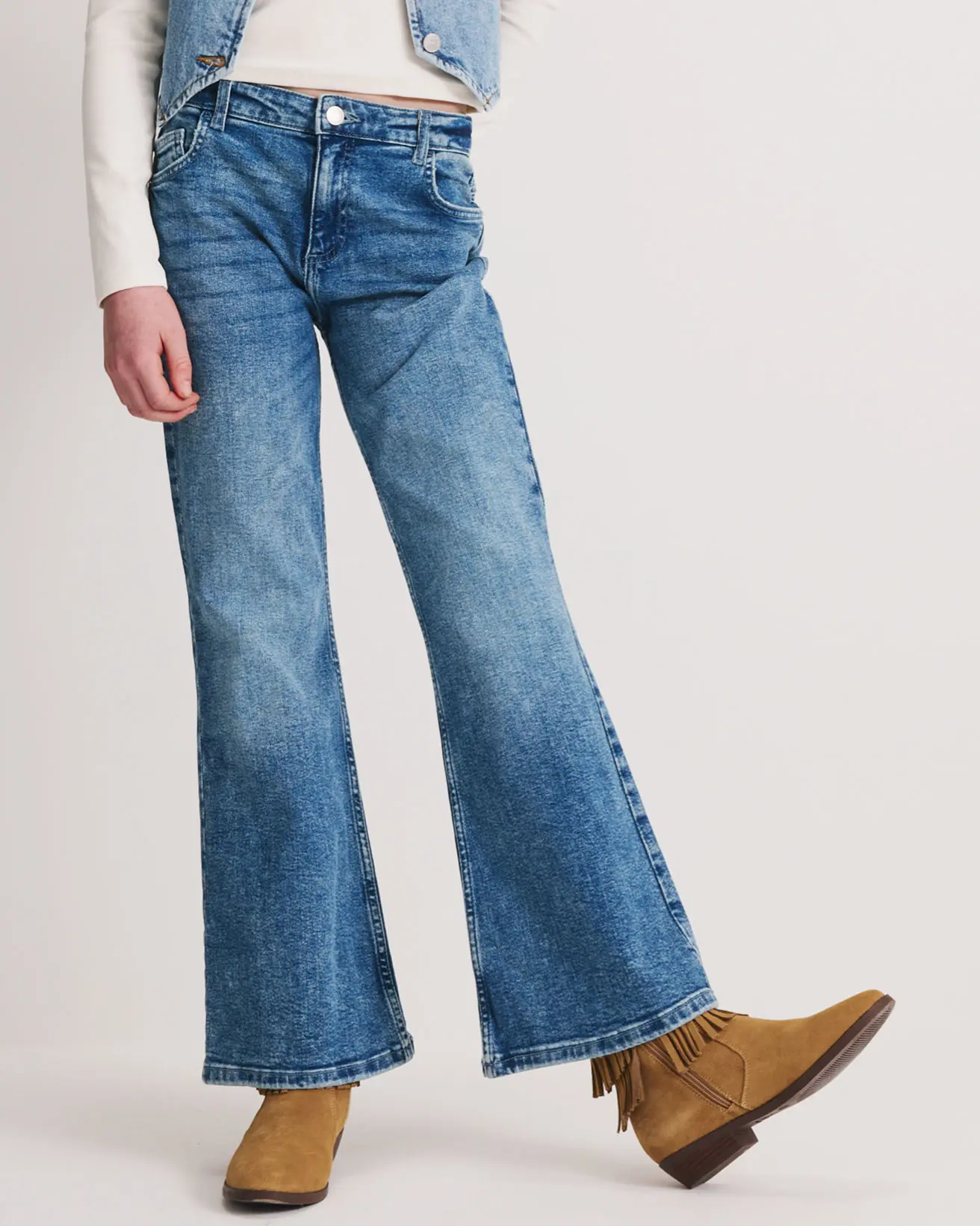 Girl wearing blue kickflare jeans