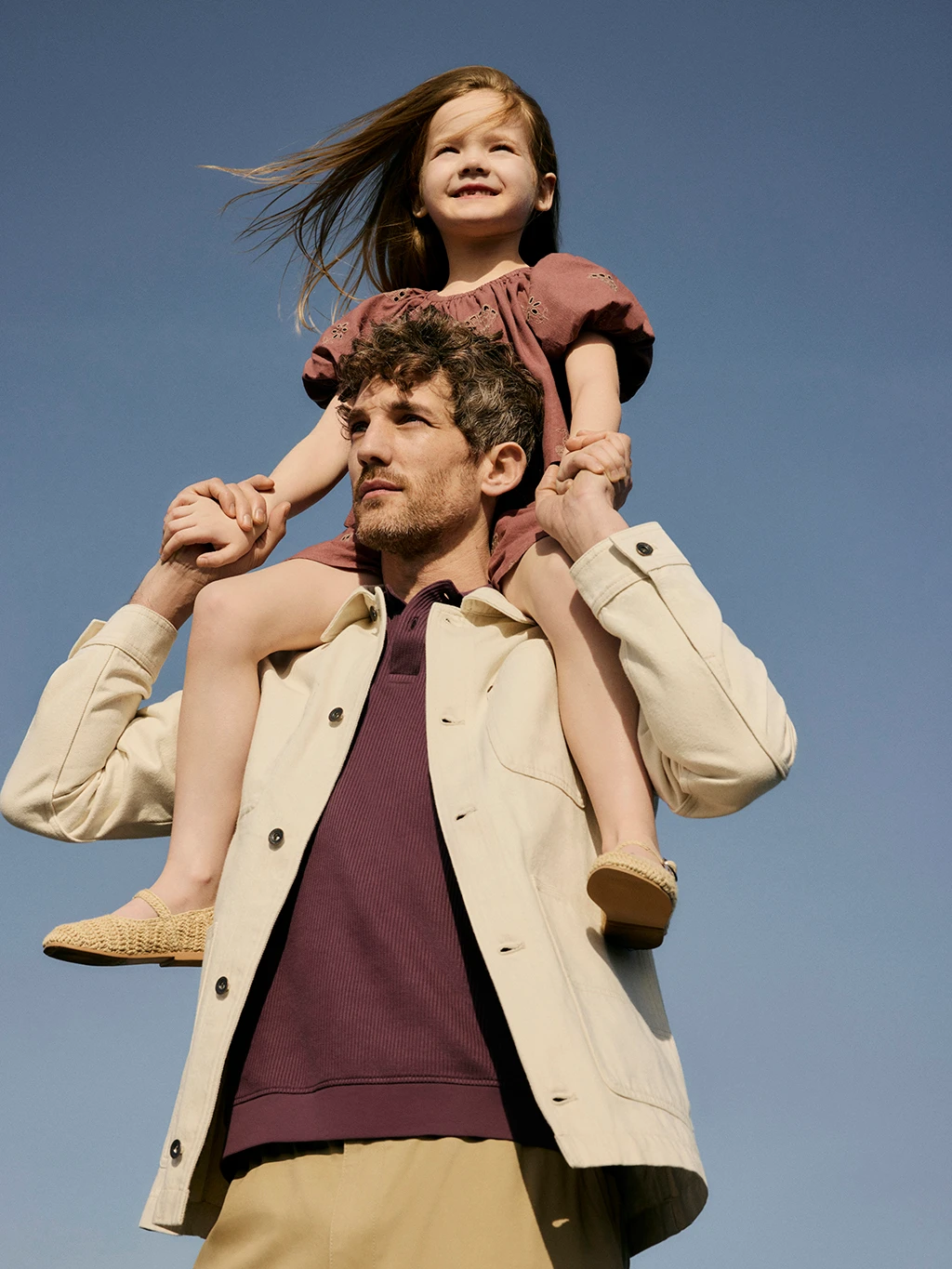 Fatherand daughter wearing co-ordinating outfits
