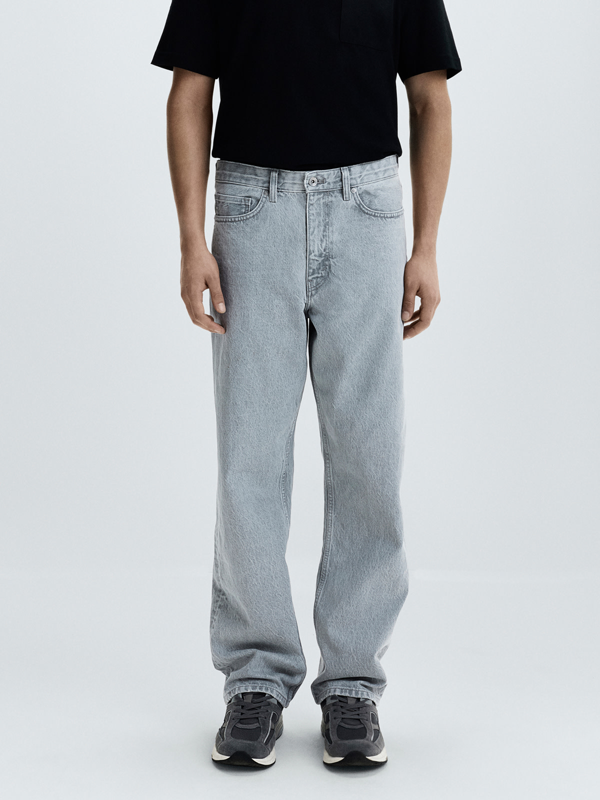 Man wearing loose fit jean