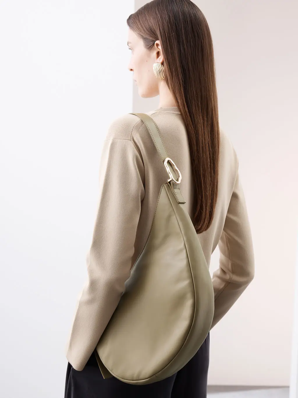 Woman wearing neutral shoulder bag