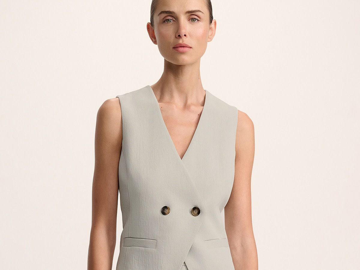 Woman wearing a grey tailored jacket