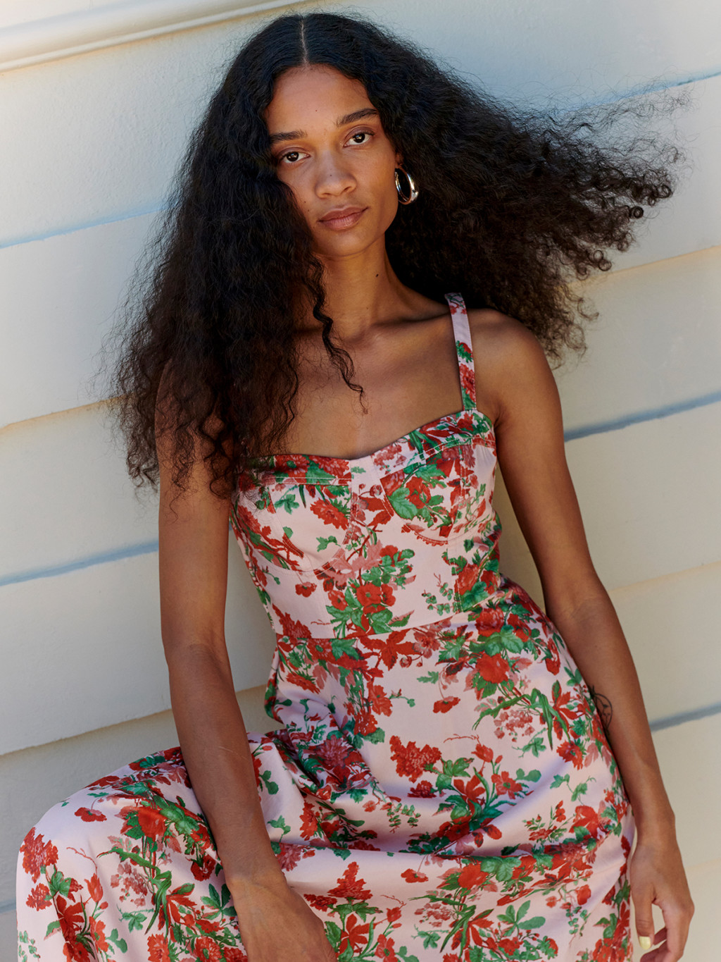 Woman wearing floral sundress. Discover how to be the best dressed guest