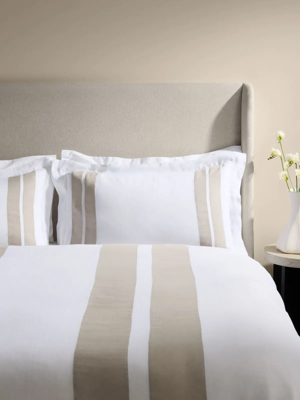 Neutral bedding with stripe detail