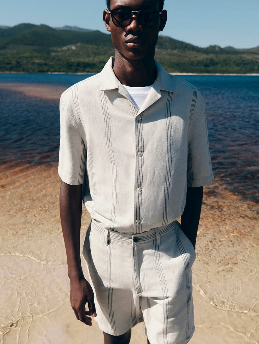 DESKTOP TRIO 851X1130-1