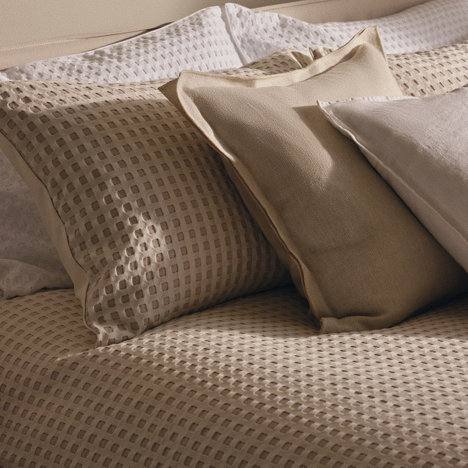 Neutral cushions 