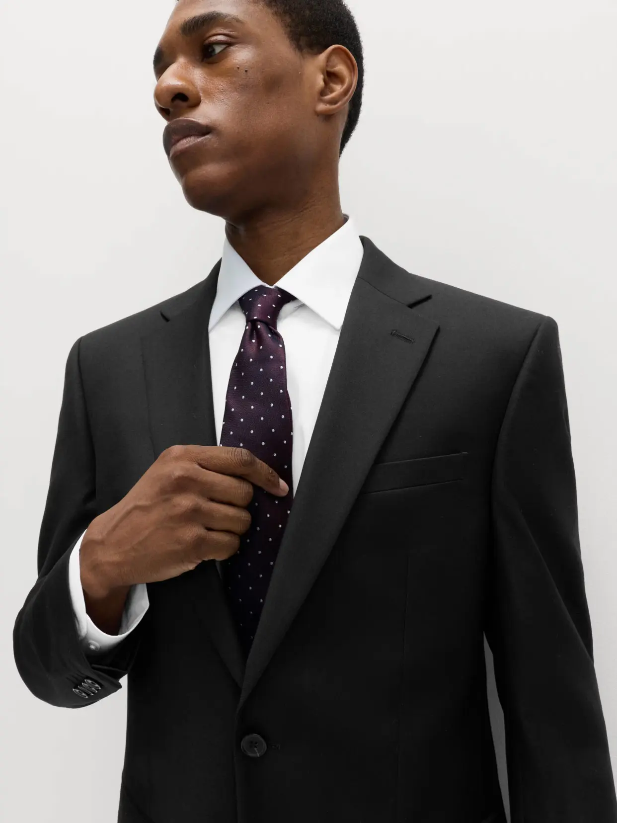 Man wearing suit and patterned tie 