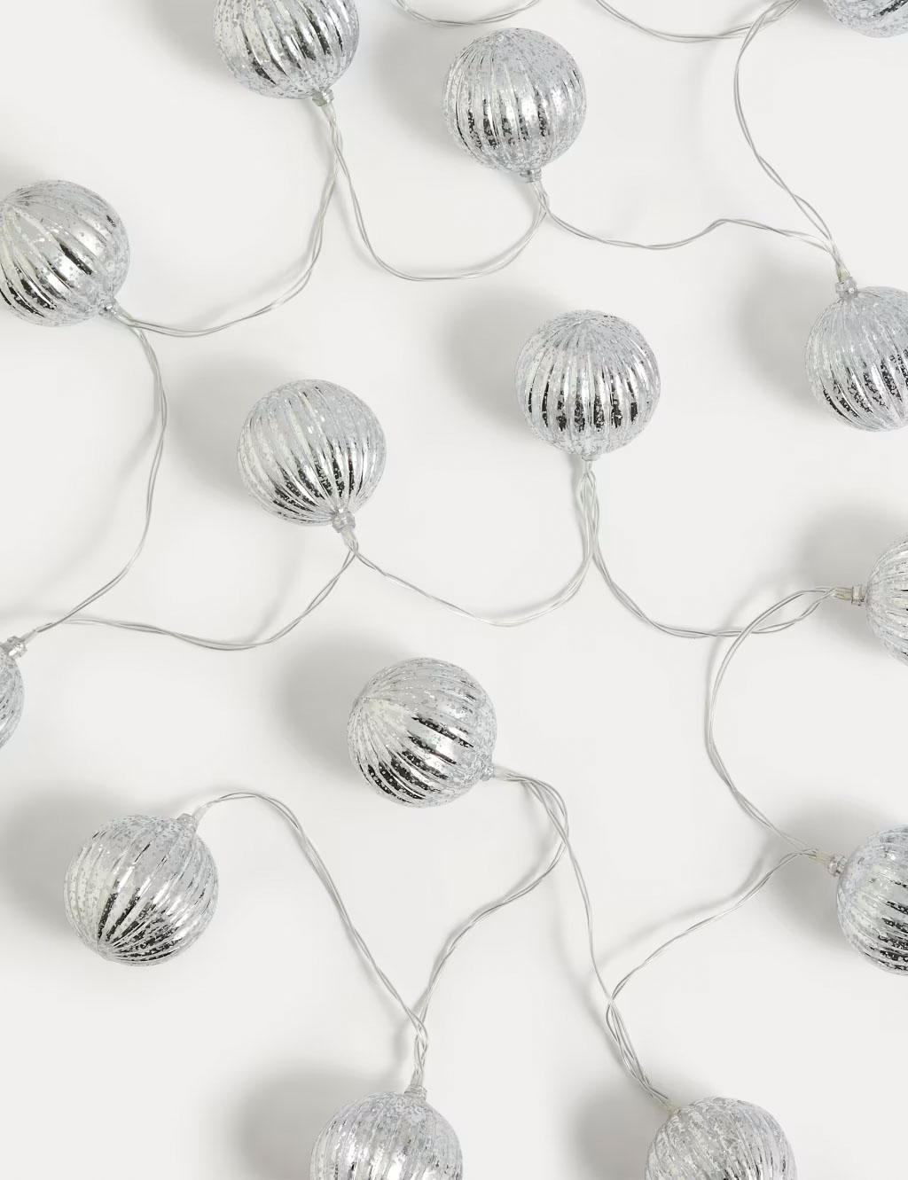 Light-up mercury bauble garland