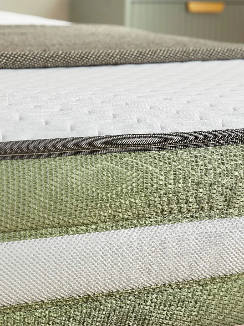 Breathable pocket-sprung mattress