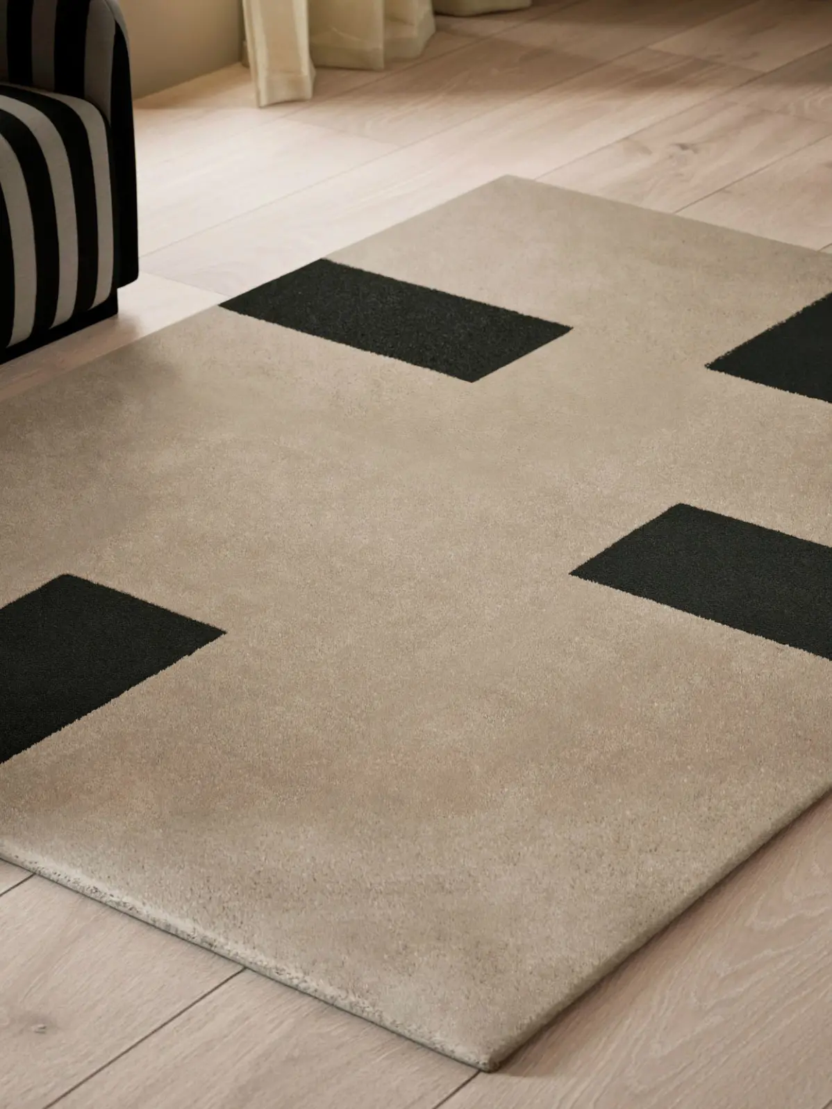Geometric rug in black and cream