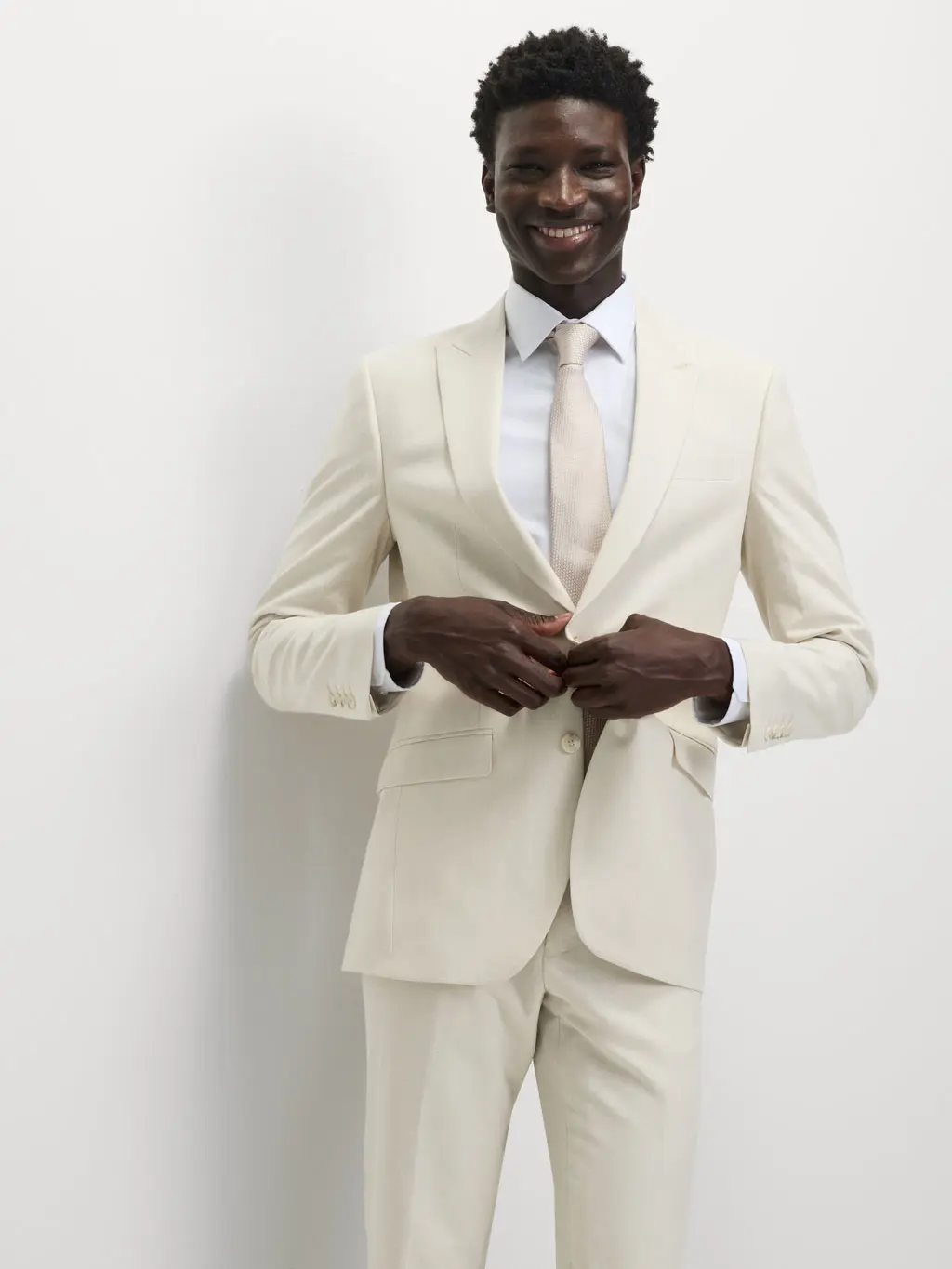 Man wearing an ecru linen suit