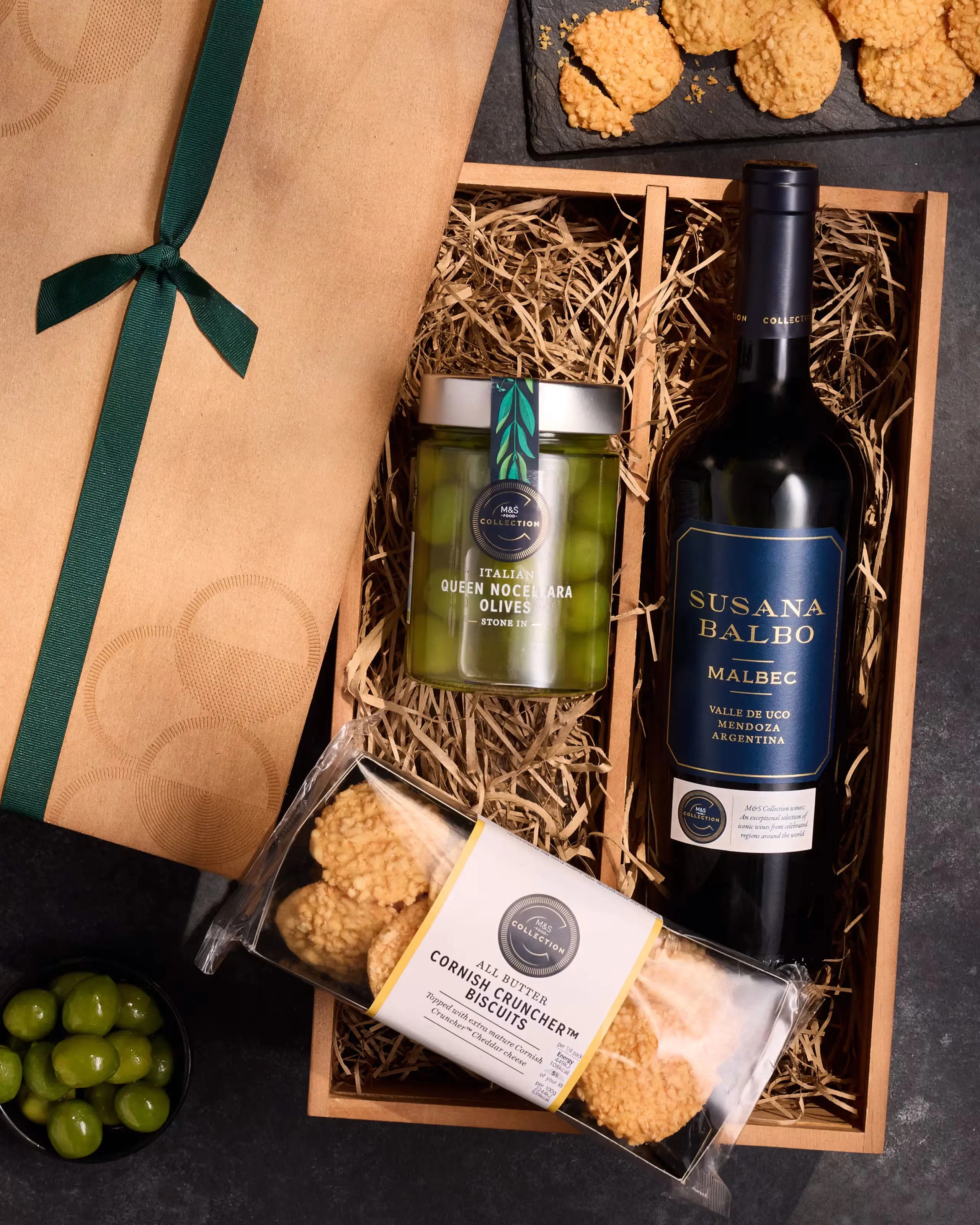 Red wine and nibbles gift box