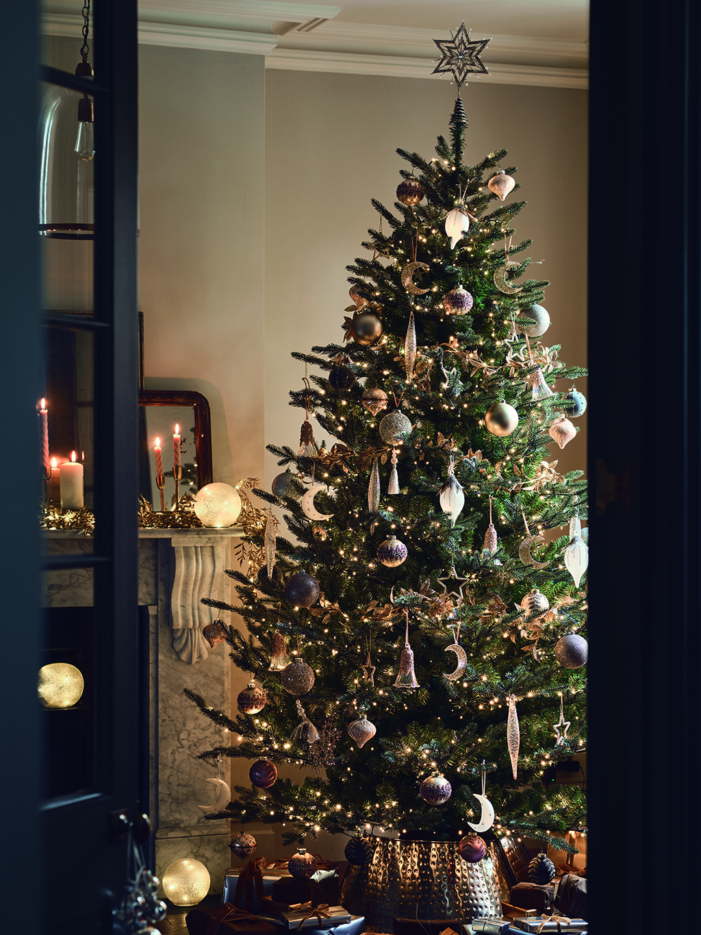 A Christmas tree decorated in the Vintage Soirée theme