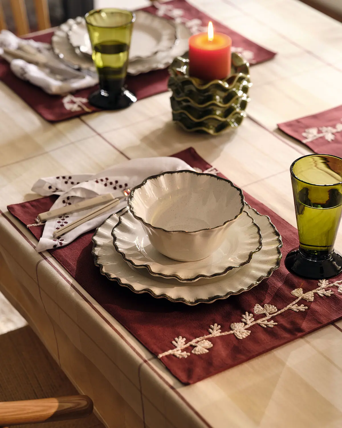 Tableware setting with autumnal theme