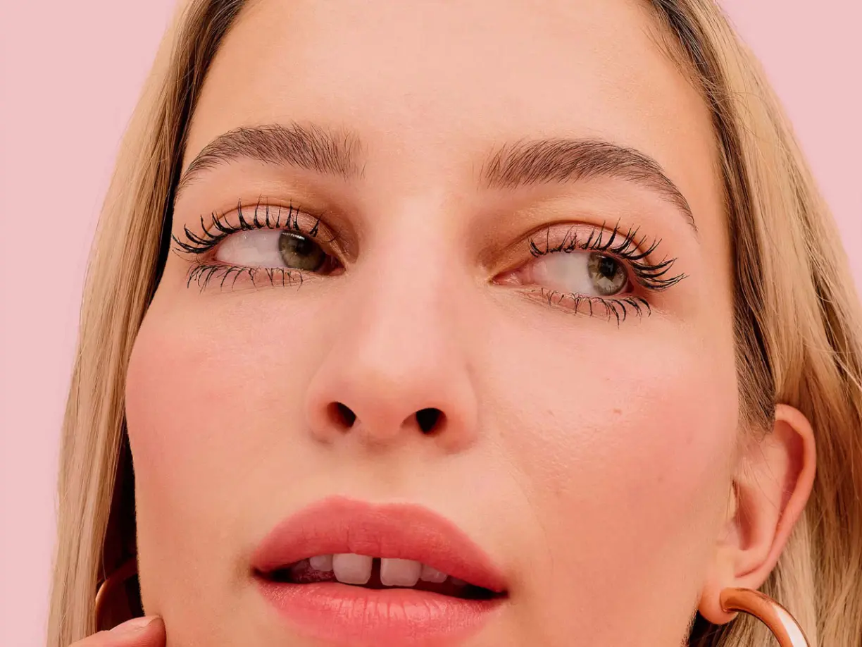 Woman with green eyes and blonde hair