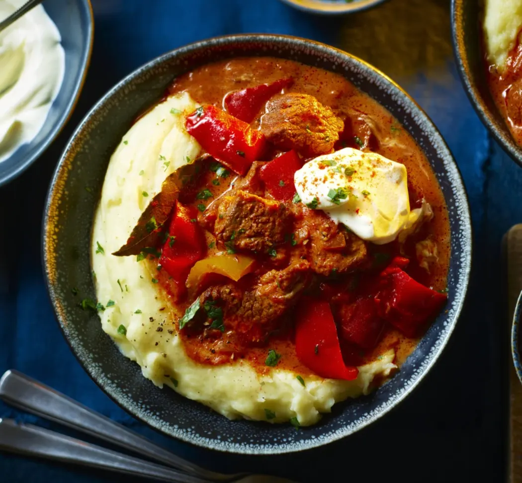 Slow cooker beef goulash