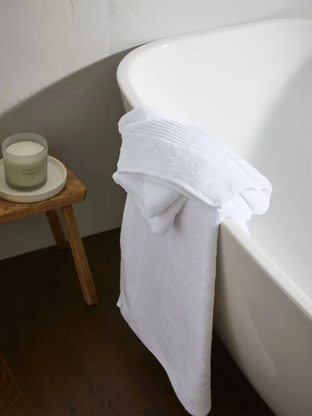 Bath tub with white towel