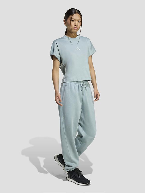 woman wearing sportswear