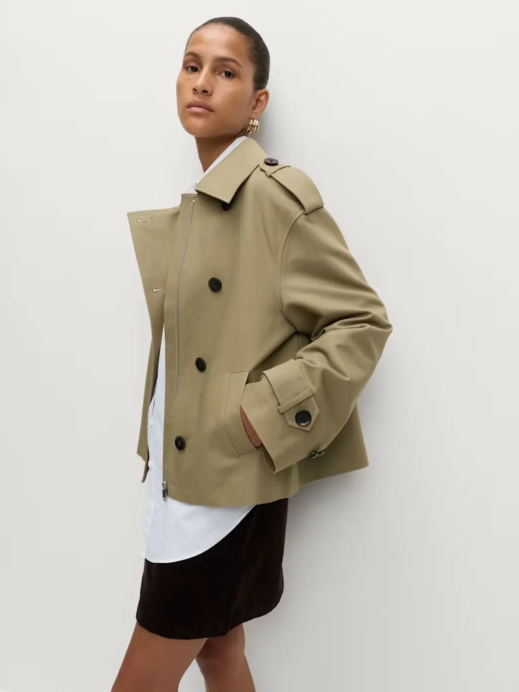 Woman wearing short trench coat