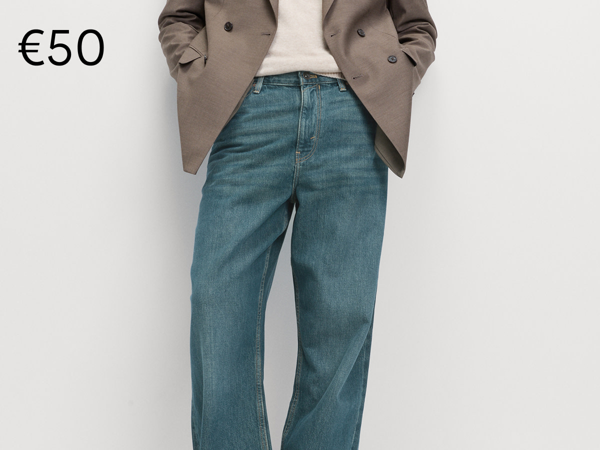 Man wearing loose fit denim jeans