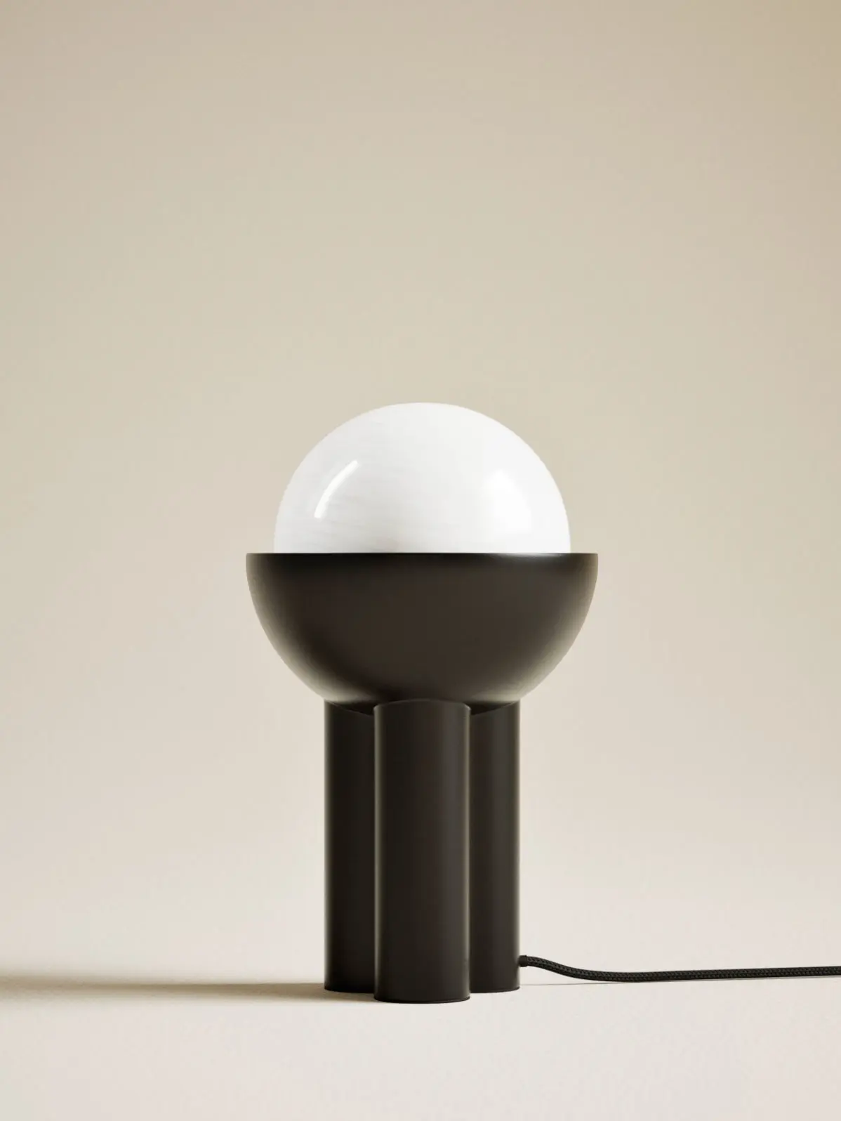 Globe table lamp in black