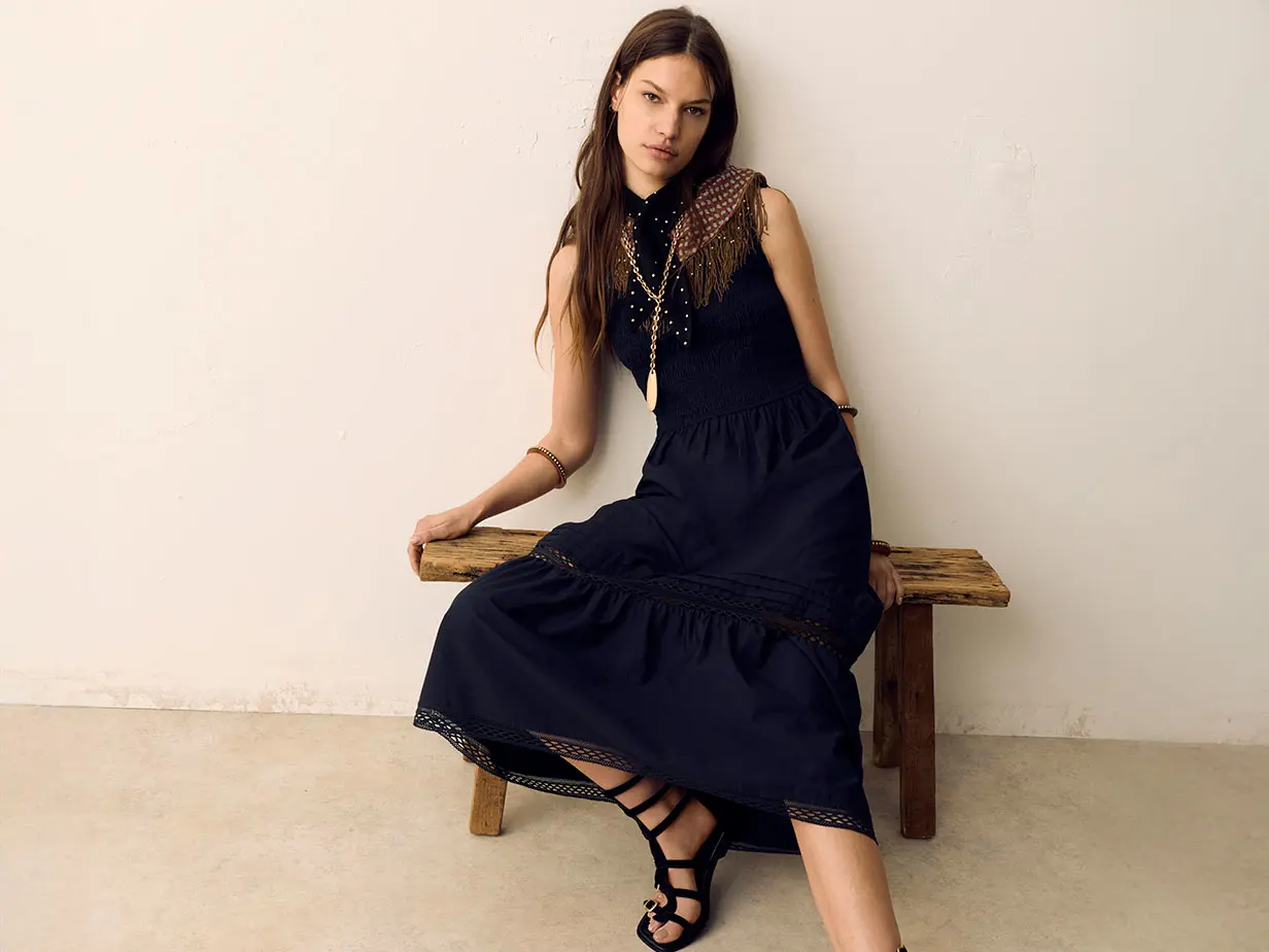 woman wearing black per una dress