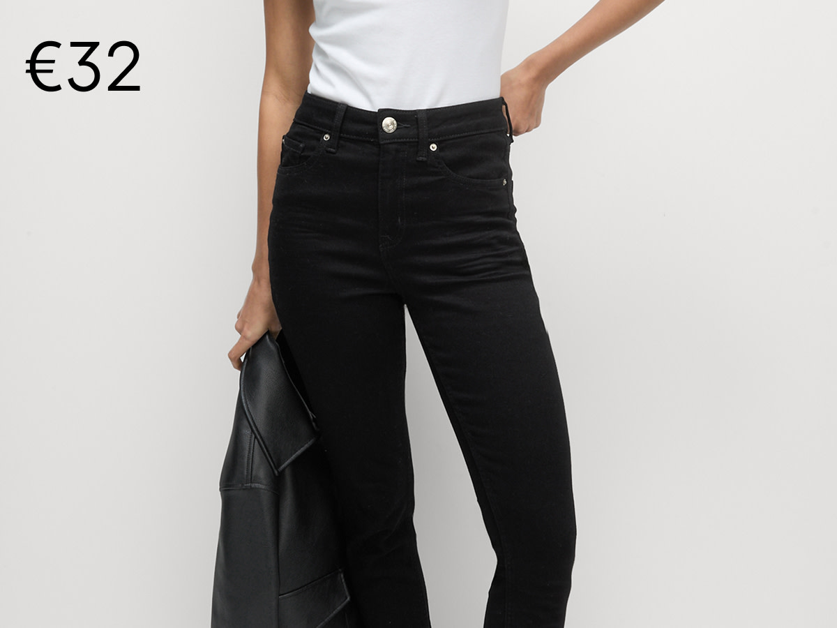 Woman wearing black skinny jeans and white top
