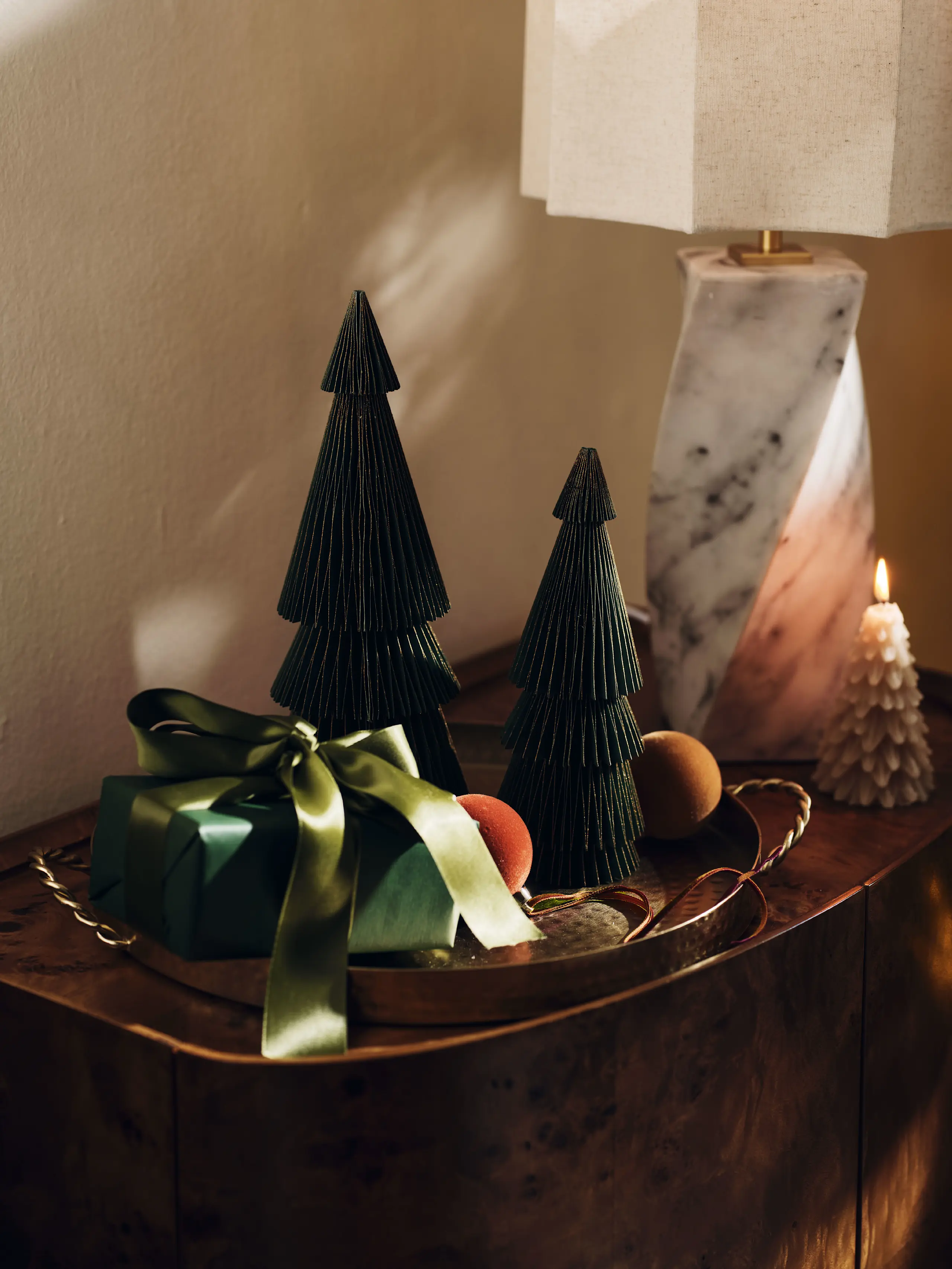 Image of tray, decorations and lamp