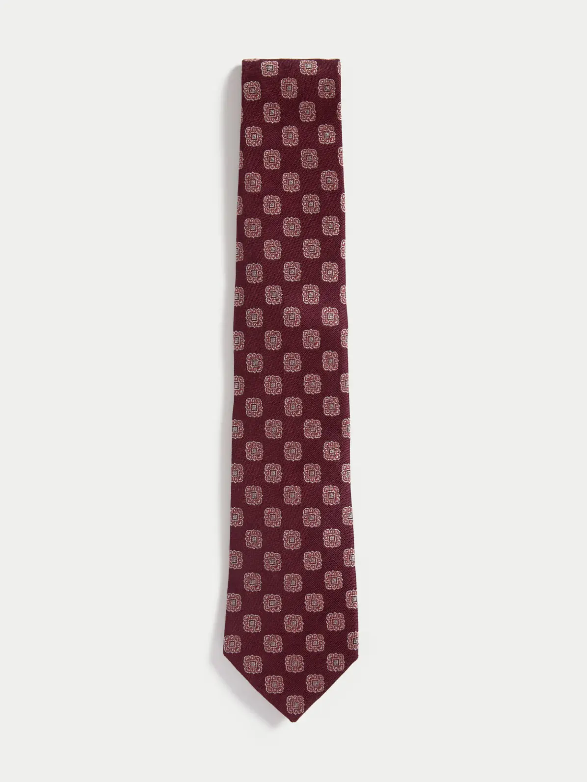 Patterned red tie