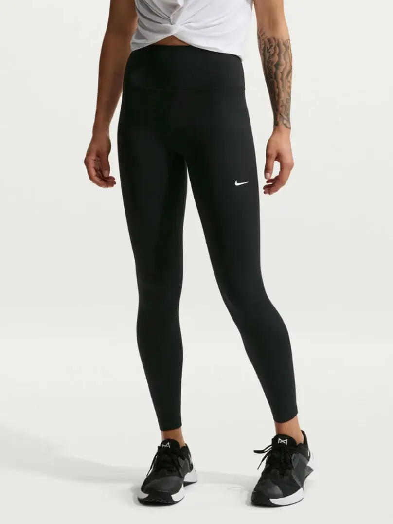 Woman wearing black leggings