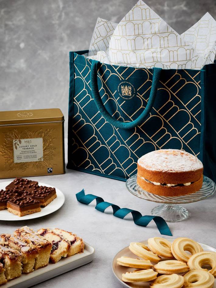 Afternoon tea gift bag with a selection of cake and shortbreads. Shop afternoon tea gifts