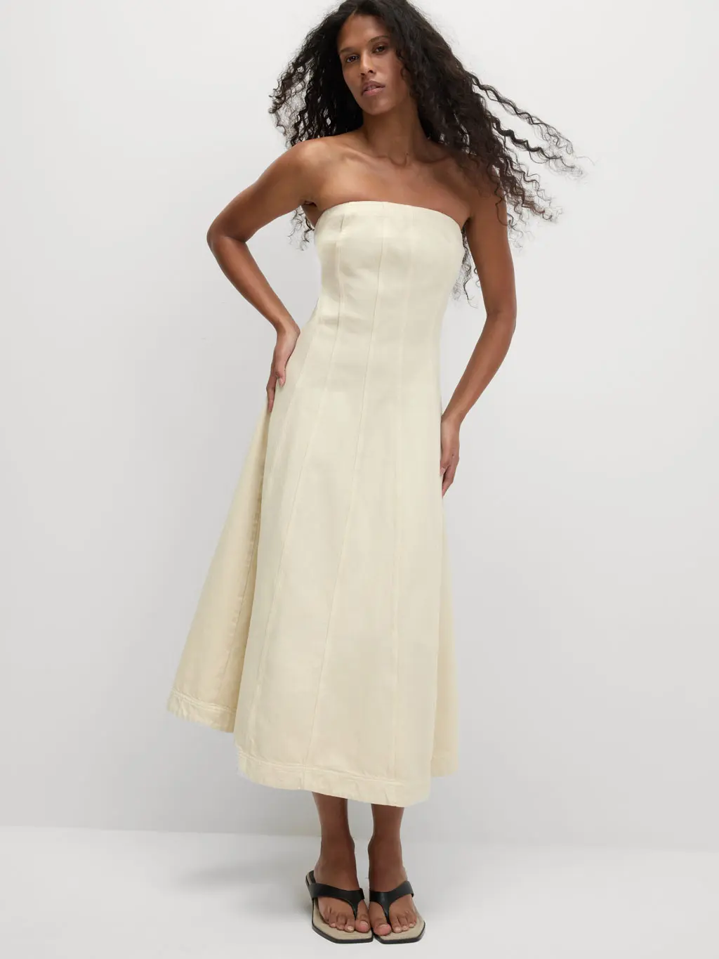 Woman wearing an ecru denim dress