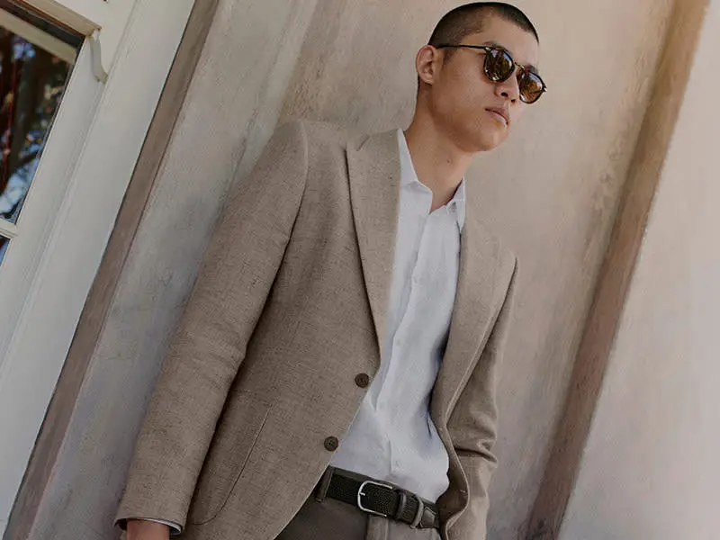 Man wearing linen blazer