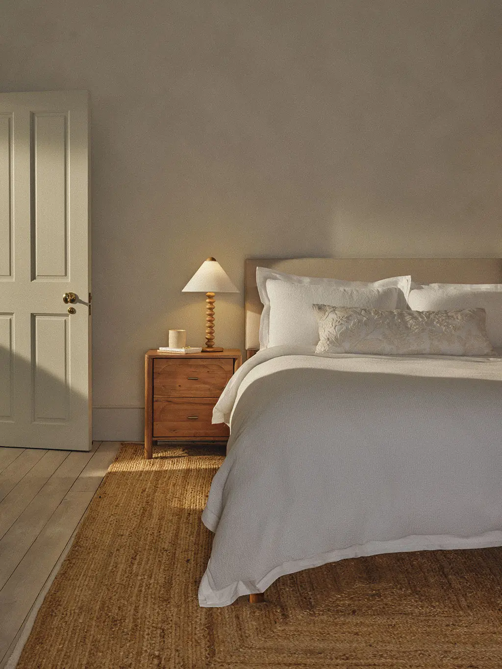 Neutral bedroom with jute rug
