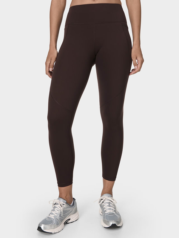 Woman wearing a pair of black leggings