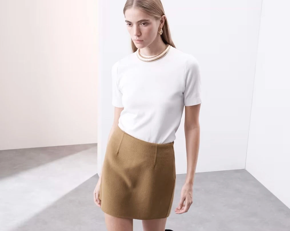 Woman wearing a beige mini skirt