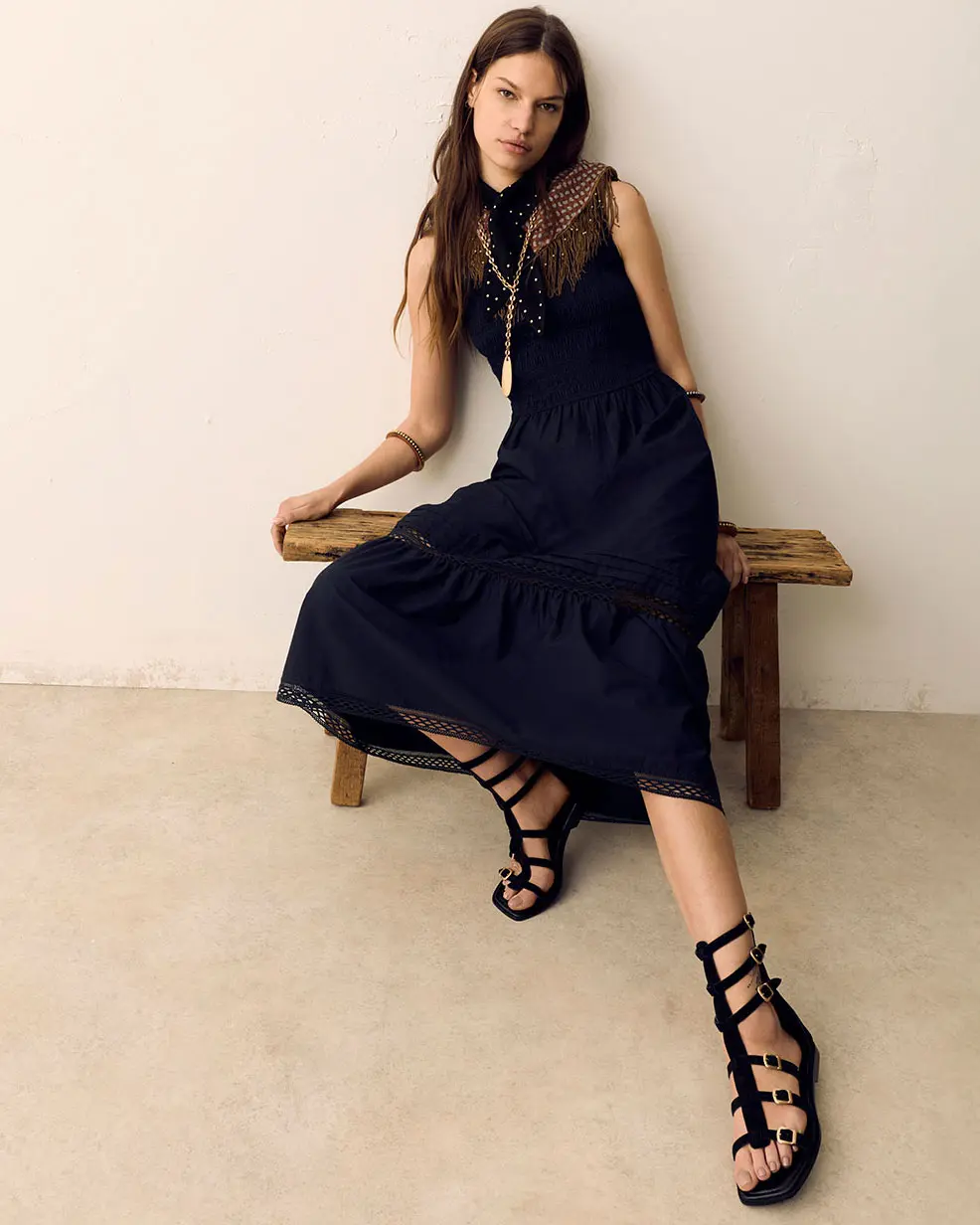 Woman wearing black per una dress