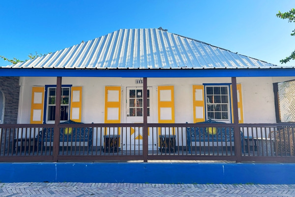 philipsburg-creole-architecture-white-blue-house