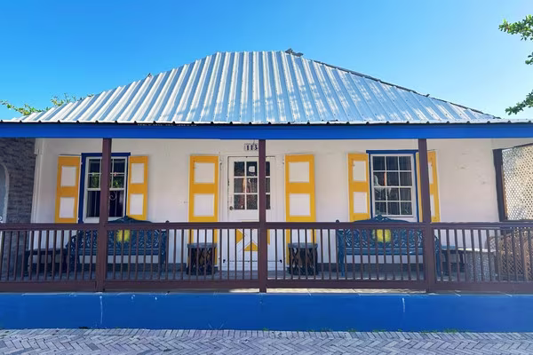 philipsburg-creole-architecture-white-blue-house