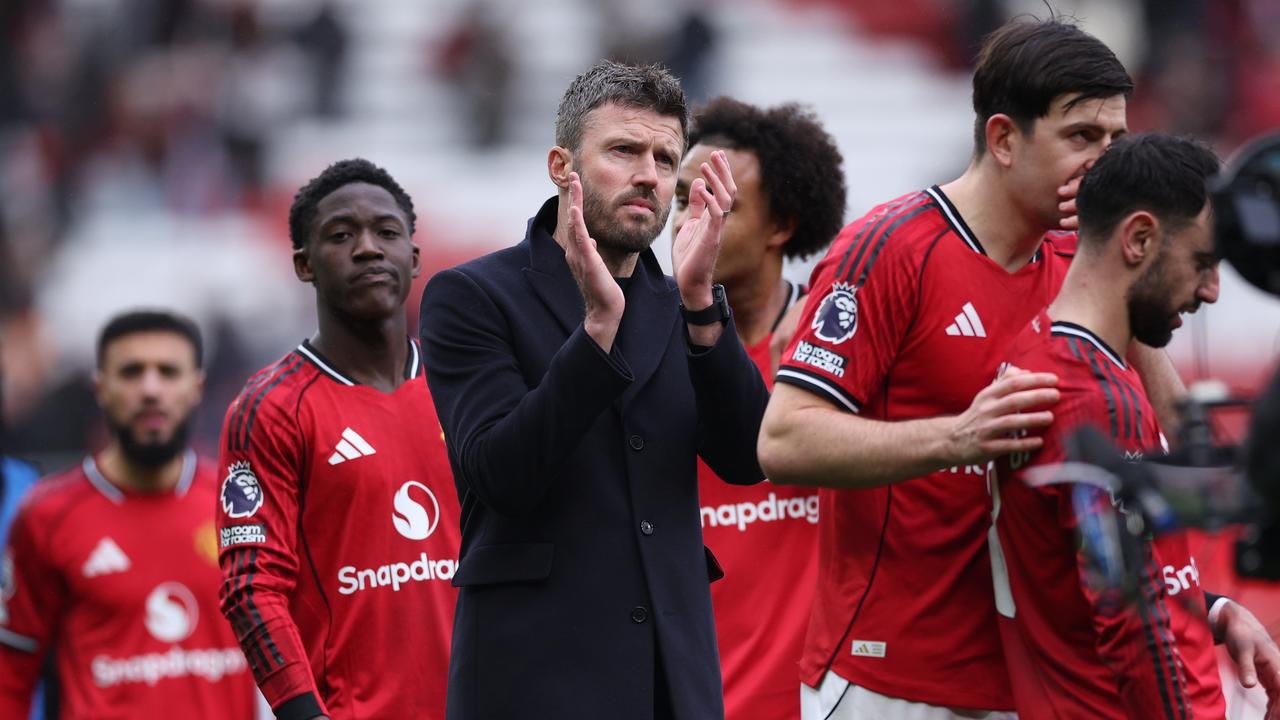 Four in a row for Man Utd's Carrick, Arsenal grow lead