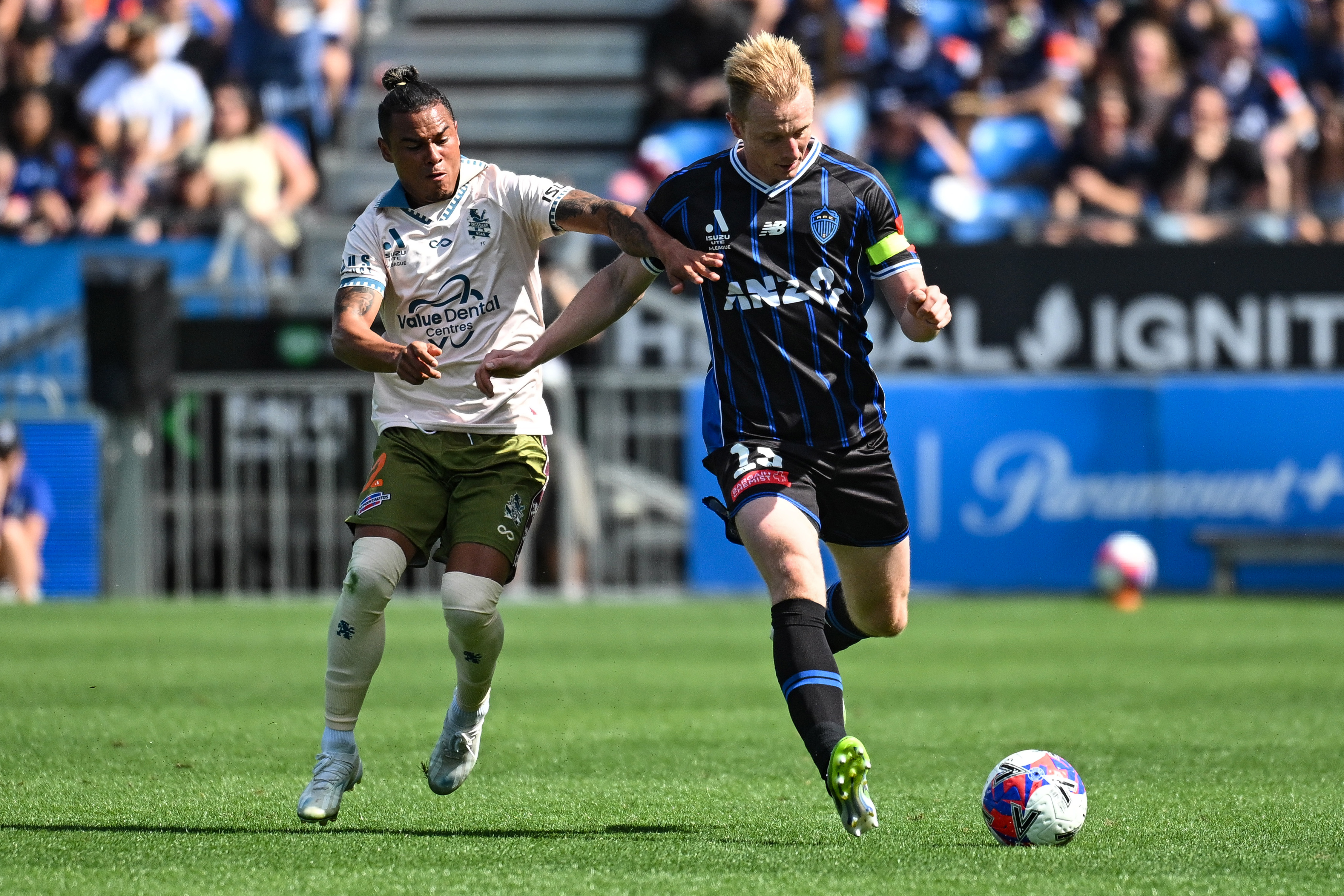 Brisbane Roar's Youstin Gomez contests Auckland FC's Francis de Vries at Go Media Stadium