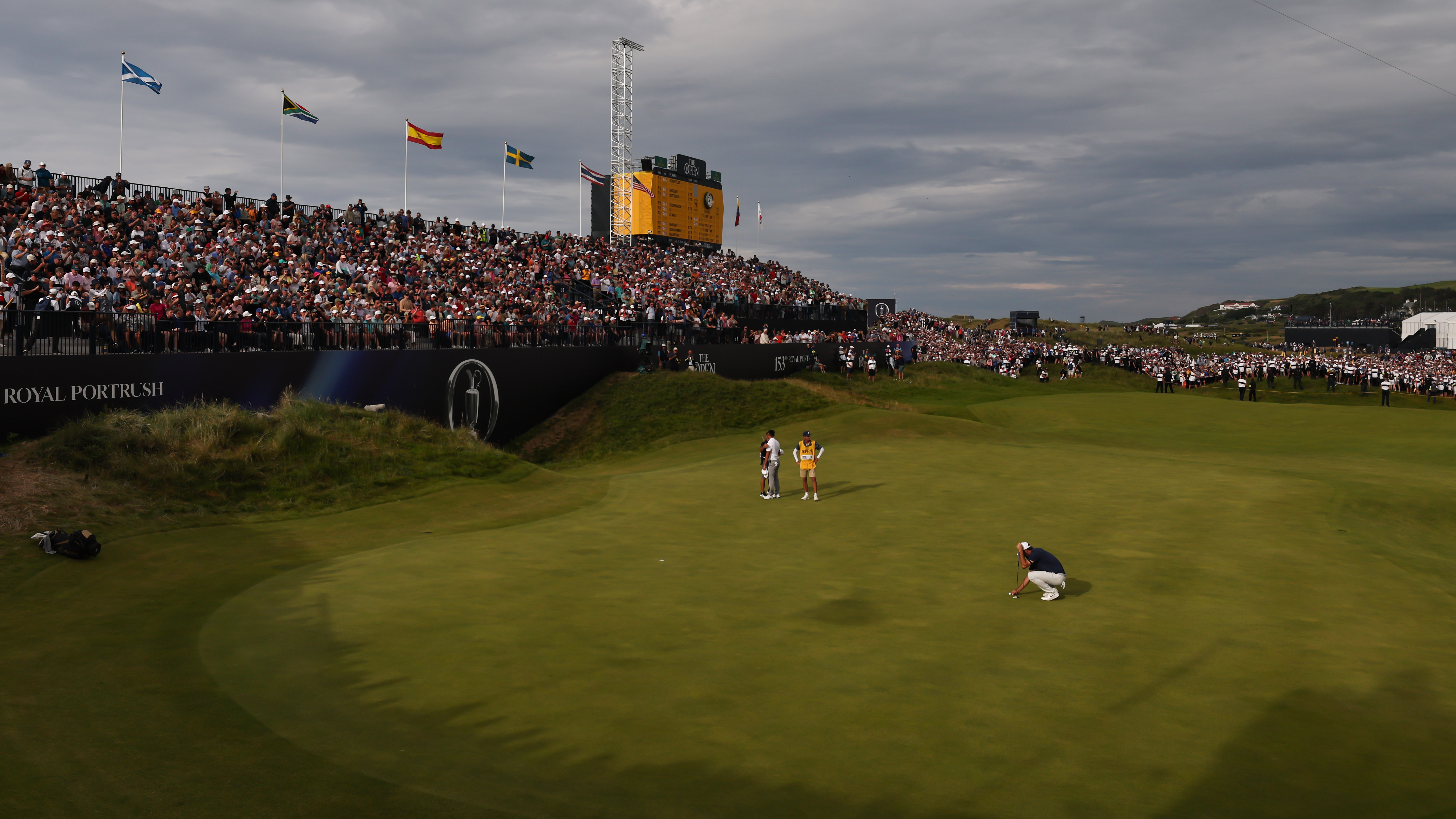 Scottie Scheffler lines up his putt on the 18th green at The 153rd Open