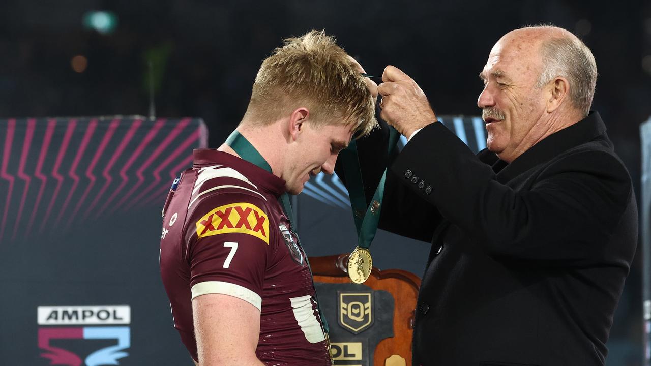 Tom Dearden receiving his Wally Lewis medal