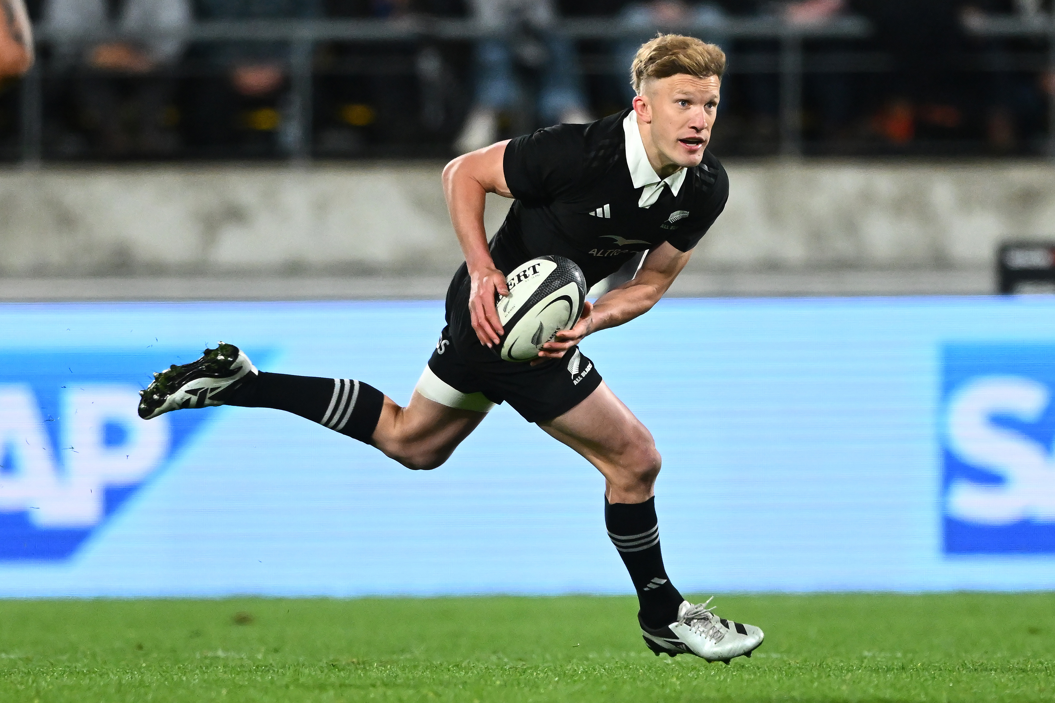 Why Damian McKenzie needs to remain on All Blacks bench