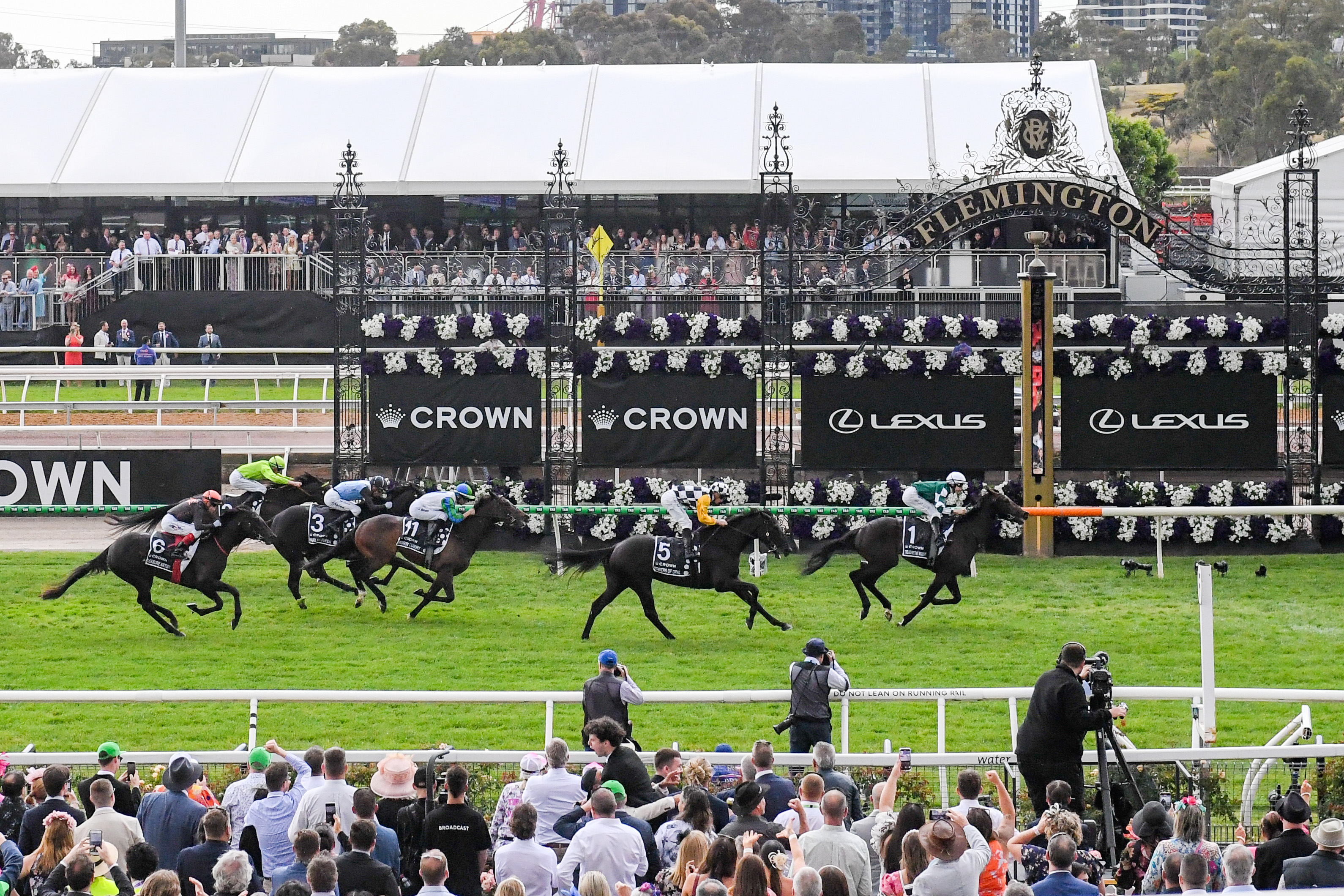 Horse Racing: Flemington, & Scone!