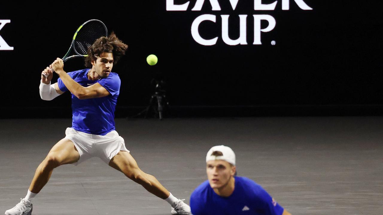 Carlos Alcaraz (left) and Jakob Mensik (right)
