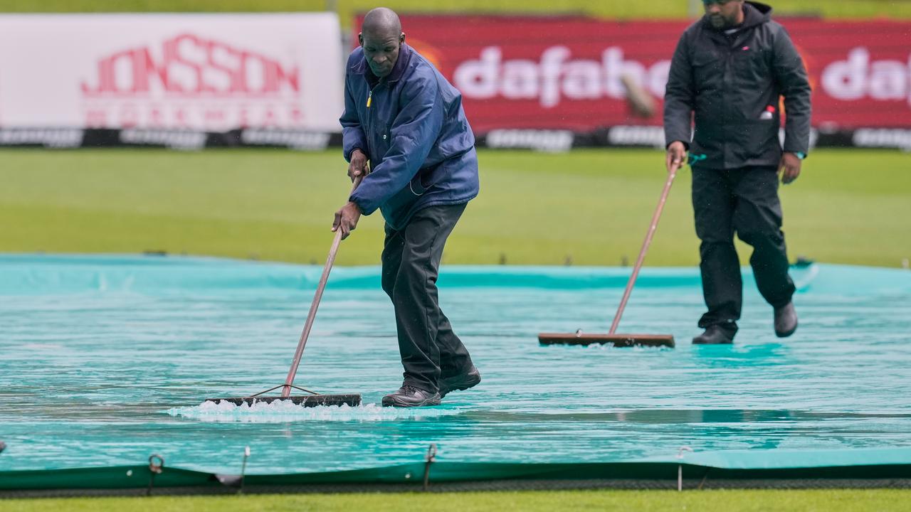 Rain held up play on day two of the second Test between Australia and South Africa