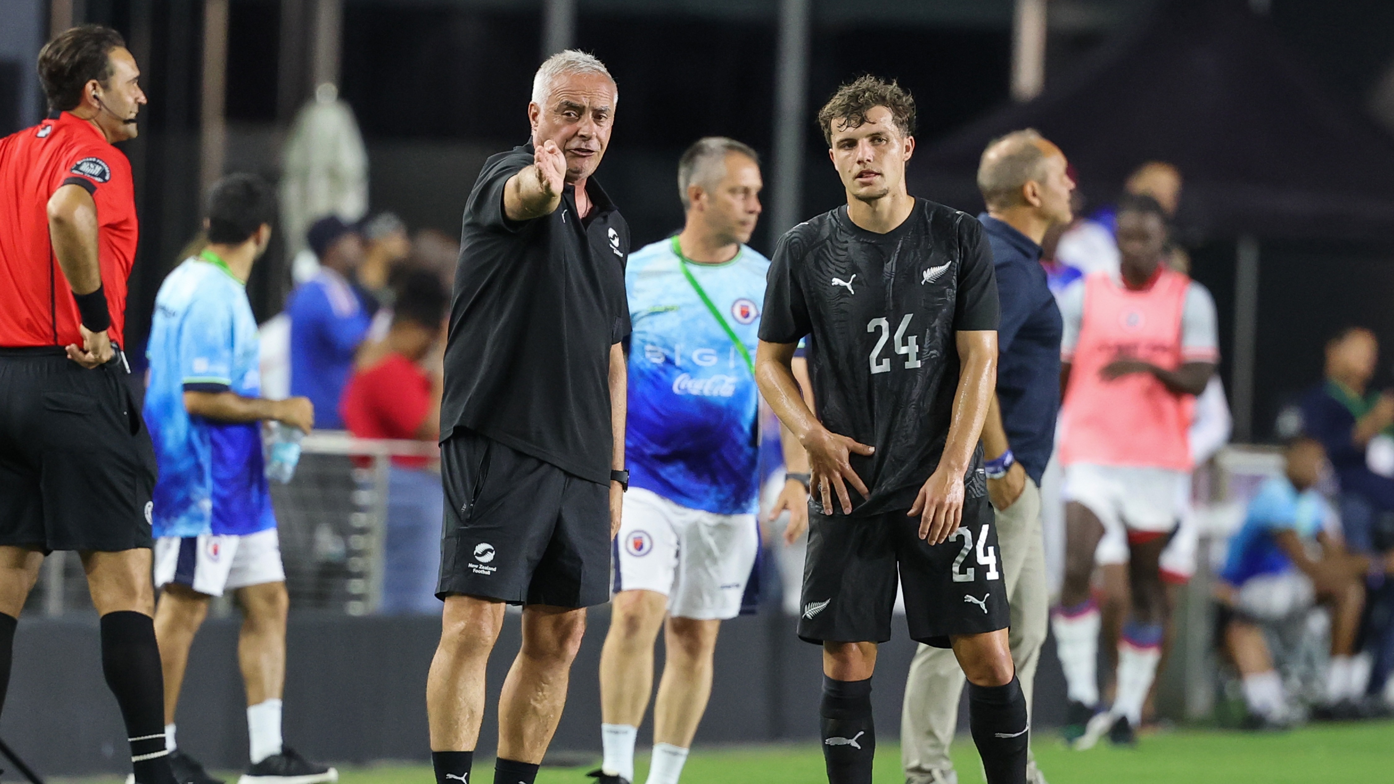New Zealand head coach Darren Bazeley speaks with Callan Elliott