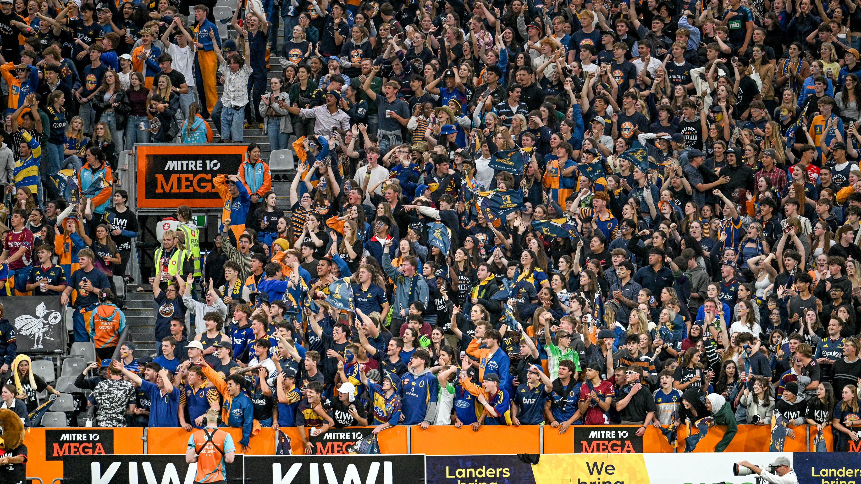 Forsyth Barr Stadium crowd