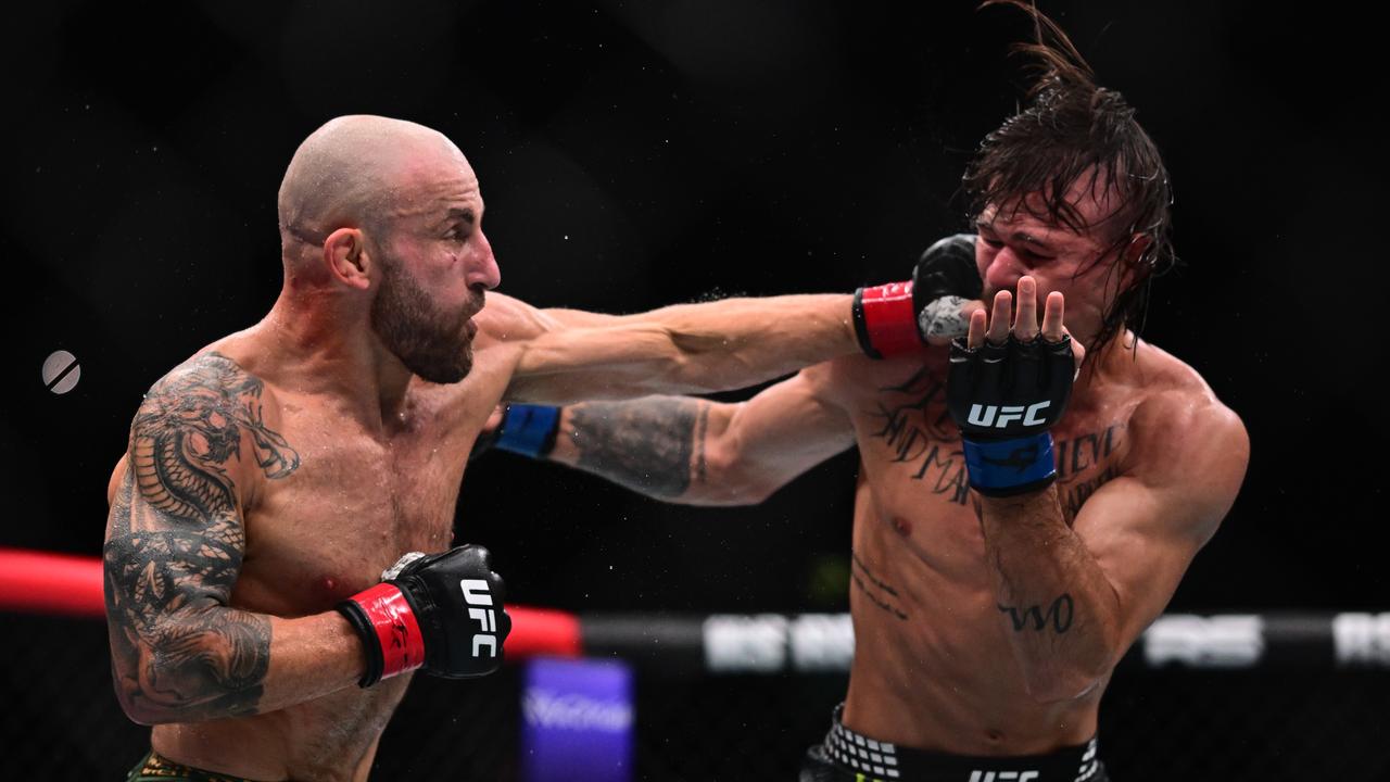 Volkanovski lands a solid punch on Lopes